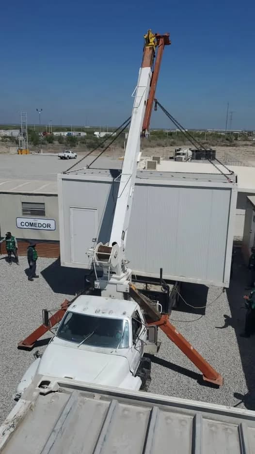 Montaje de módulos de oficina en un campamento industrial