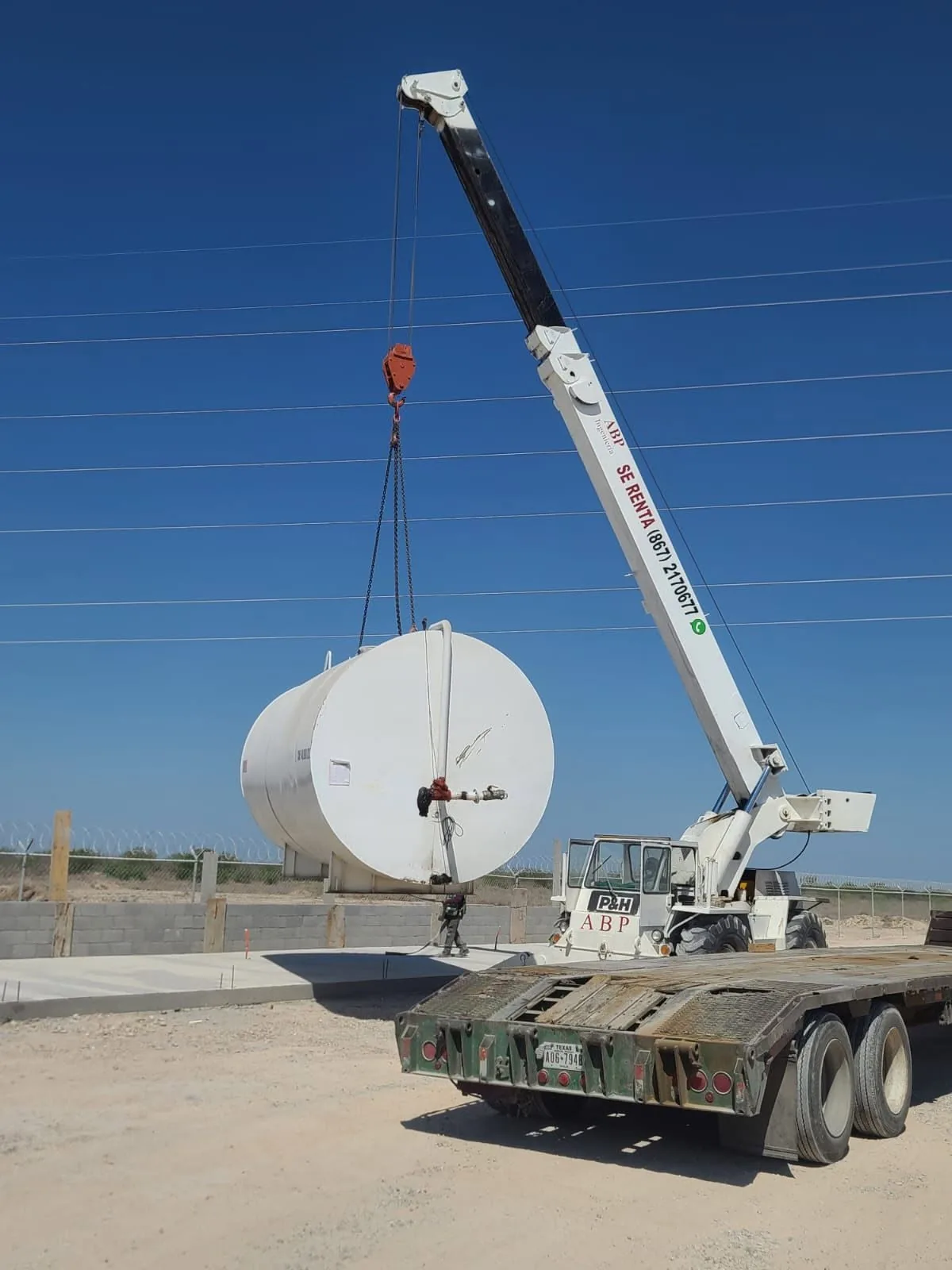 Descarga de un tanque de combustible desde lowboy en obra nueva