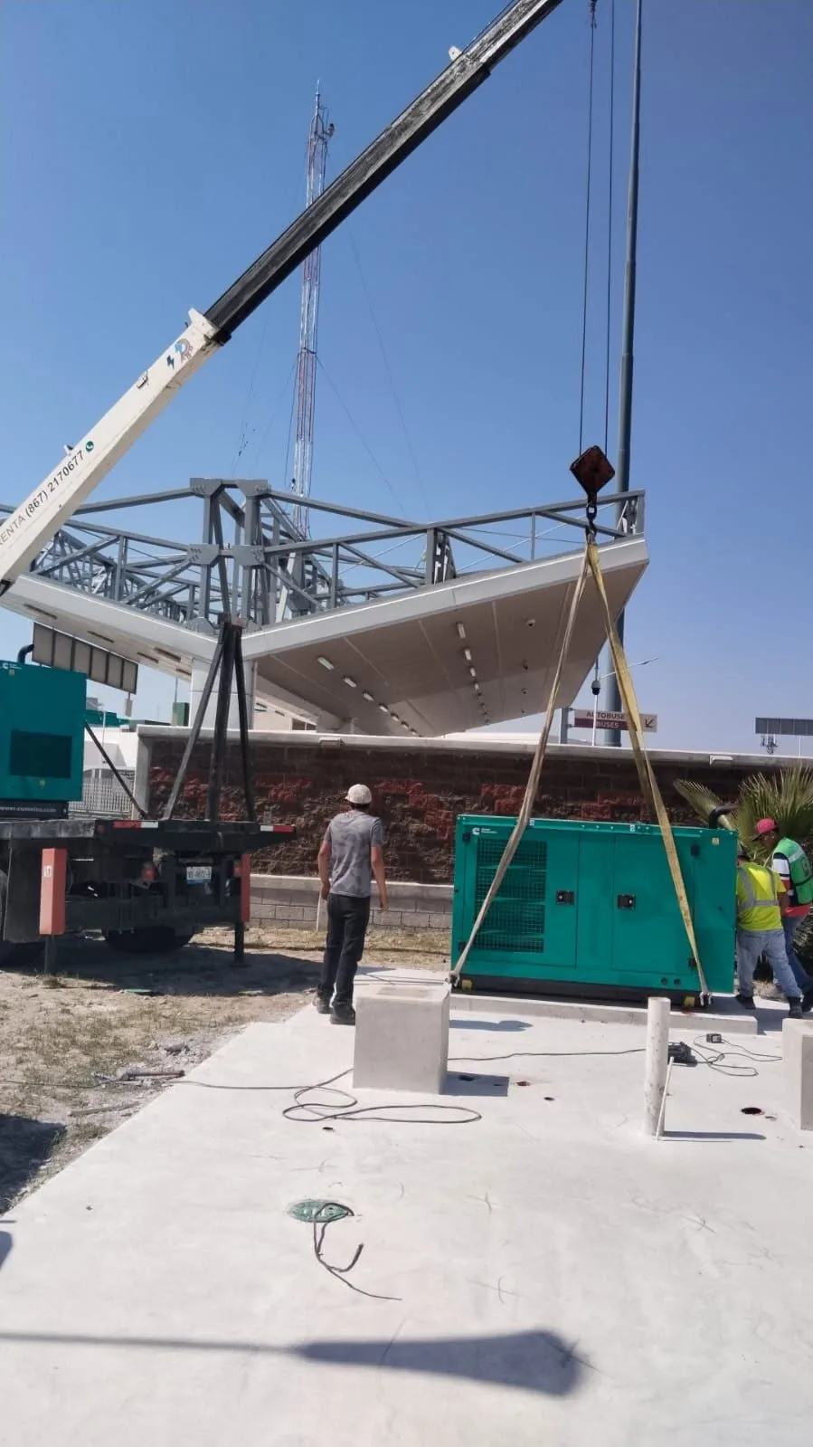 Colocación de una planta de emergencia sobre su base de concreto