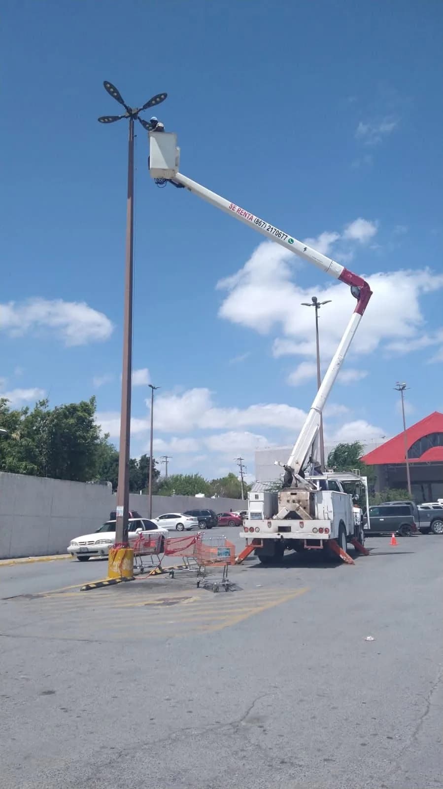 Mantenimiento de alumbrado en el estacionamiento de una plaza