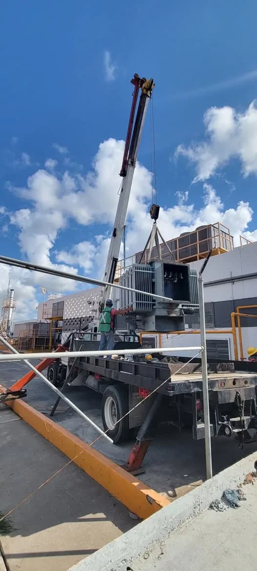 Montaje de un transformador eléctrico en planta