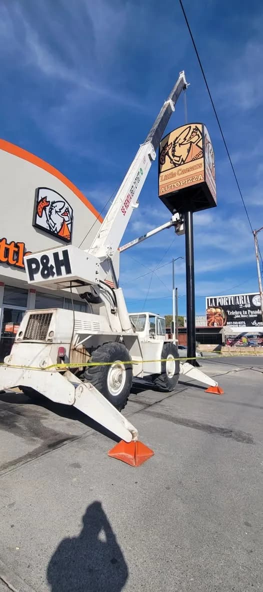 Instalación del anuncio luminoso de una sucursal de Little Caesars